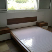 Cama moderna con mesitas y cabezal en varios colores .