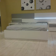 Dormitorio moderno con luces .