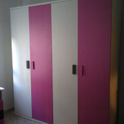 Armario de cuatro puertas , colores infantiles .