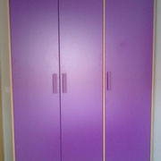 Armario de tres puertas en color violeta y cerezo .