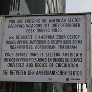 Tafel am Checkpoint Charlie