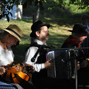 instuments folklorique accordéon vielle  costume traditionel ménestrels sarladais groupe folklorique en dordogne périgord noir costume traditionnel du périgord musique