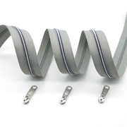 Mittelgrau, silber (Kontrastfaden schwarz)