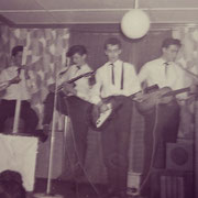 THE FLYING STRINGS vlnr: Kees Marijnissen, Jan Marijnissen, Jan Verheijen en Ad Marijnissen