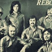 REBORN 1974-1977: vlnr achter staand: Rinus de klerk, Michel de Klerk, Adrie Kneefel; voor gehurkt: Will Rommens, Ad Vromans en Hans van Nieuwenhuizen