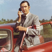 Josef Ritler, Selbstporträt, 80er Jahre. In den letzten 40 Jahren hat sich die Ausrüstung von Pressefotografen verändert. Josef Ritler arbeitete anfänglich mit Edixa und Rolleiflex. Später folgten eine Hasselblad- und eine Leicaausrüstung. 