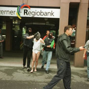 Regiobank, 1997. Nach dem missglückten Überfall auf die Luzerner Regiobank in Luzern wurde der Täter von der Spezialeinheit „Luchs“ der Luzerner Kantonspolizei abgeführt. Das Foto erhielt die Auszeichnung Pressebild des Jahres 1997. Foto: Josef Ritler.