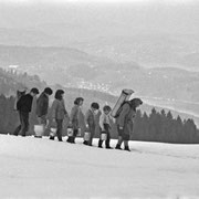 Bergbauernfamilie, 1970. Die Familie musste 1970 in Hergiswil nach einer Lawine den ganzen Tag Wasser schleppen. Foto: Josef Ritler / Ringier Specter.                                                                                                 