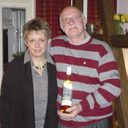 Die besten Nachbarn der Welt: Karin und Peter Ammon. Ist das etwa Wolfenbüttel-Wein?