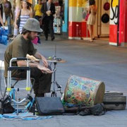 und Musik an jeder Ecke