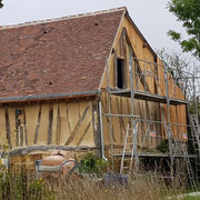 Petite étable en colombage, rénovation de la couvrture et charpente, enduit de chaux aérienne entre colombage (image) 