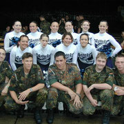 Gruppenfoto mit den Cheerleaders - 1./PzGrenBtl 72