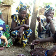 Die Frauen am Stofffärben- Batikkurs im Atelier Djignaba, Senegal