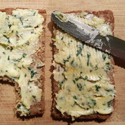 Und beim bloggen noch schnell ein Wildkräuterbutterbrot