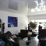 weiße Lackspanndecke im Wohnzimmer