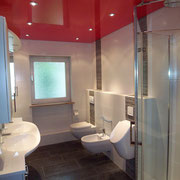 Spanndecke rot in Badezimmer