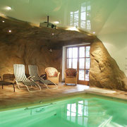 privates Schwimmbad mit Felsen und weißer Lackspanndecke