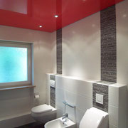 Spanndecke rot in Badezimmer
