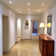 Decke in Flur - nachher, mit Spanndecke und Beleuchtung