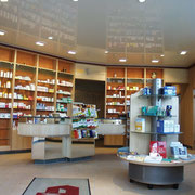 Apotheke mit weißer Lackspanndecke