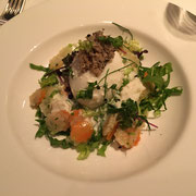 Salatvariation mit einem pochierten Ei und Chasmpagner-Rahmdressing