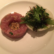 Thunfisch-Tartar mit Sesam und frischem Salat