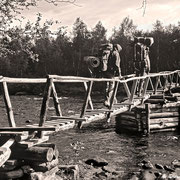 Wie in alten Zeiten - über diesen Steg geht es über die Røa in die Wildnis! (Alle Photos: Scan vom Dia)