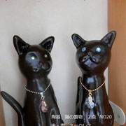 陶器　猫二匹　赤・ブルーネックレス　