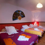 Chambre familiale avec 1 lit double et 2 lits simples