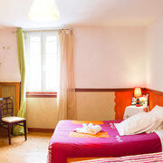 Chambre familiale avec 1 lit double et 2 lits simples
