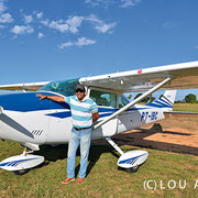 Wieder glücklich gelandet, Julinho mit seiner geliebten Cessna IBC (c) Lou Avers