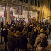 2 A l'extérieur du théâtre Fémina, le public discute longuement, malgré la température négative à Bordeaux. #benoithamon2017