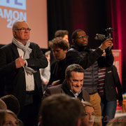 Jean-Marie Darmian, en excellent communicant, attrape son téléphone portable. Théâtre Fémina, Bordeaux. #benoithamon2017