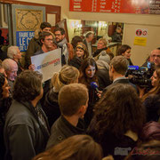 BFM TV poursuit son micro-trottoir, les Jeunes Socialistes restent très communicants. Bain de foule de Benoît Hamon. Théâtre Fémina, Bordeaux. #benoithamon2017