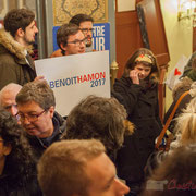 Tandis que BFM TV est à pied d'œuvre, les Jeunes Socialistes restent très communicants. Bain de foule de Benoît Hamon. Théâtre Fémina, Bordeaux. #benoithamon2017