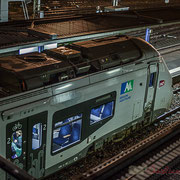 Extérieur nuit, sous la pluie, départ du Transport express régional (TER) Nouvelle-Aquitaine, Gare Saint-Jean, Bordeaux