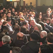 Cliché de jean-Marie Darmian, bain d foule de Benoît Hamon. Théâtre Fémina, Bordeaux. #benoithamon2017