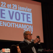 Jean-Marie Darmian, en excellent communicant, immortalise le bain de foule de Benoît Hamon. Théâtre Fémina, Bordeaux. #benoithamon2017