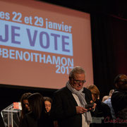 Jean-Marie Darmian, en excellent communicant, recherche l'application photo. Théâtre Fémina, Bordeaux. #benoithamon2017