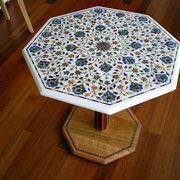 Tischgestell neu intarsiert und indische, antike Schnitzeinlage zu Iranischer Tischplatte in "Pietra Dura"