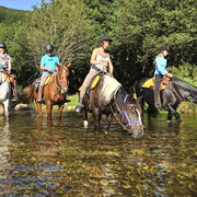 Rivière traversée à cheval