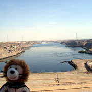 Der riesige Stausee auf der einen Seite vom Assuan-Staudamm