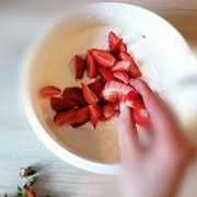 Die Erdbeeren vorsichtig unterheben