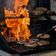 Wild-Burger und Wild-Bratwürste vom Grill. Harzer Tanne