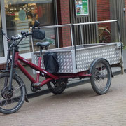 Die rasen hier den ganzen Tag durch die Straßen