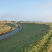 Auf der Deichpromenade in Richtung Flughafen unterwegs