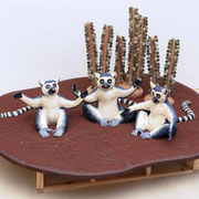 「Sanctuary of Peace（Lemur）」陶に釉薬、木材にアクリル絵具、カラーサンド／D980×W1600×H1800mm(台座込)（photo：Tamotsu Kido）