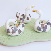 「あさやけの ほとり」陶に釉薬、木材にアクリル絵具、カラーサンド ／W960×D900×H350mm（photo：Tamotsu Kido）