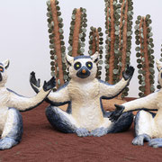 「Sanctuary of Peace（Lemur）」陶に釉薬、木材にアクリル絵具、カラーサンド／D980×W1600×H1800mm(台座込)（photo：Tamotsu Kido）