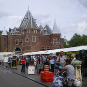 Amsterdam - Le nouveau marché(Niewmark) - Sur sa place un imposant bâtiment: la tour de la porte St Antoine qui est un ancien centre de pesage du XVIIeS.